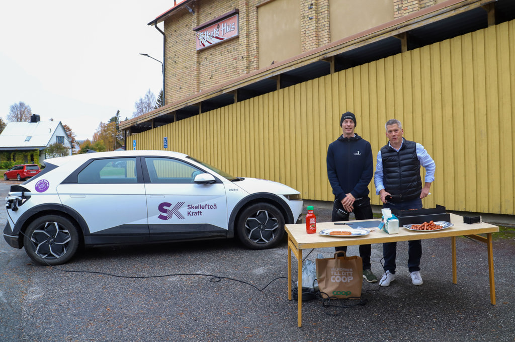 Electricity can be used for more than powering a vehicle. Marcus Björling and Tobias Vahlne grill sausages using electricity from an electric vehicle during the visit to Vallnässkolan.